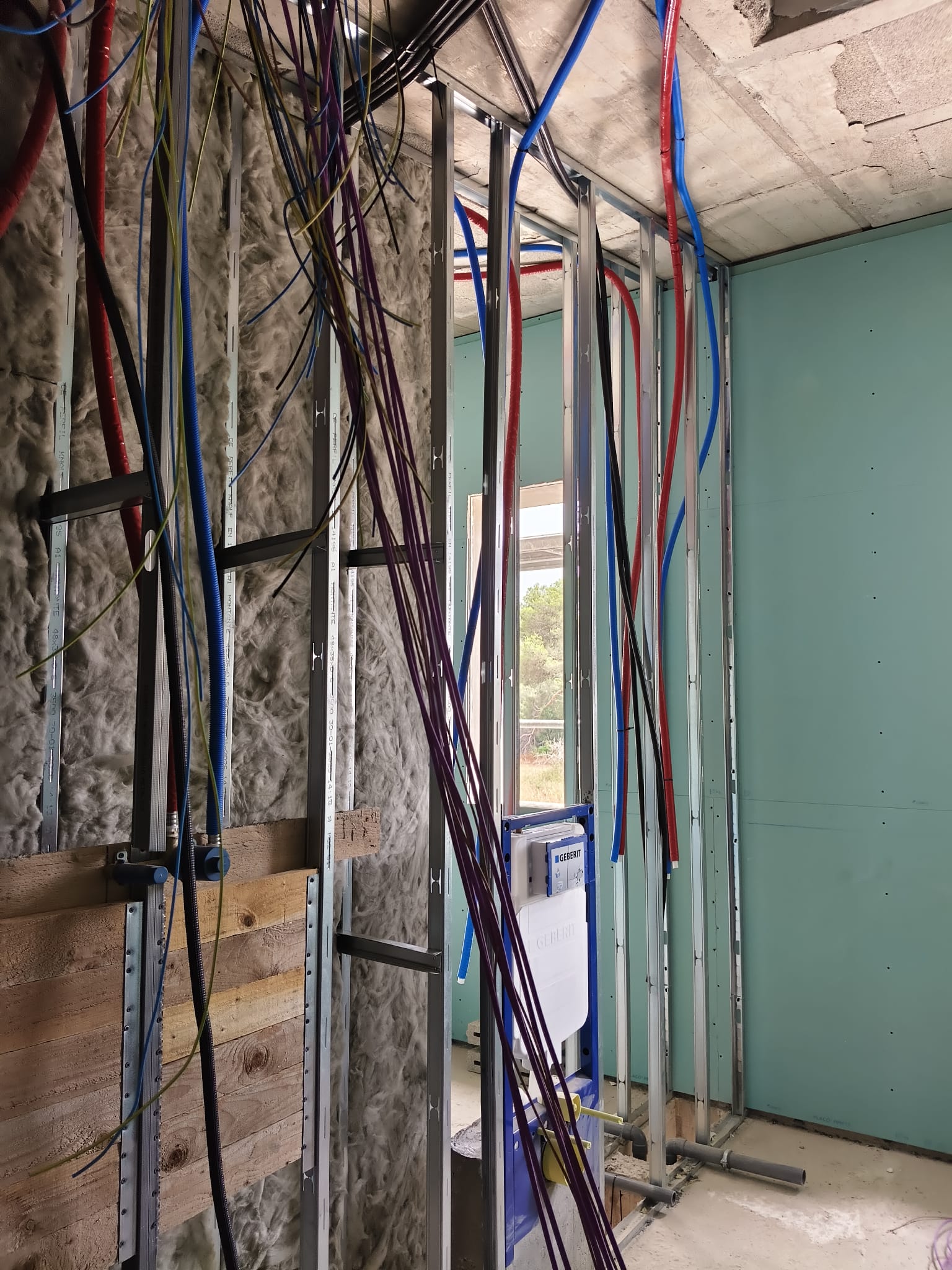 Plasterboard installation, partitions, ceilings, and joint treatment.
